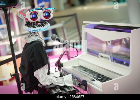 Rimini, Italie - 15 juin 2023 : robots star dans un spectacle musical innovant écrit par une intelligence artificielle pour une vision de l'avenir de l'entertai Banque D'Images