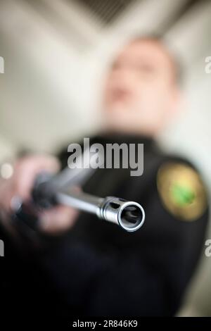 Un policier avec son arme sur le Train Chepe à Chihuahua, au Mexique. Banque D'Images