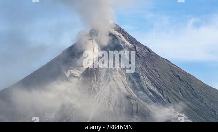 Éruption du volcan Mayon, Legazpi, Philippines Banque D'Images