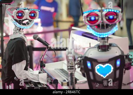 Rimini, Italie - 15 juin 2023 : robots star dans un spectacle musical innovant écrit par une intelligence artificielle pour une vision de l'avenir de l'entertai Banque D'Images