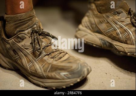 Chaussures de course à pied sales et usées après une course. Banque D'Images