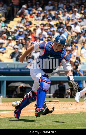 Los Angeles Dodgers Catcher Will Smith (16) suit un jet errant lors d'un match MLB contre les San Francisco Giants, dimanche, 18 juin 2022, à Banque D'Images