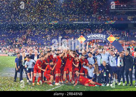 18-06-2023: Sport: Kroatie v Spanje ROTTERDAM, PAYS-BAS - JUIN 18: Les joueurs d'Espagne célébrant la victoire de la Ligue des Nations avec la coupe pendant le Banque D'Images