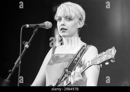 LAUREN LAVERNE, JEUNE, KENICKIE : une jeune Lauren Laverne du groupe Kenickie jouant sur la scène principale au Reading Festival, Reading, Royaume-Uni, le 22 août 1997. Photo : Rob Watkins. INFO : Lauren Laverne est une DJ radio britannique, présentatrice de télévision et ancienne musicienne. Connue pour son rôle en tant que présentatrice de musique de BBC Radio 6, elle défend divers genres musicaux. Laverne a également co-fondé le groupe indépendant Kenickie et est célèbre pour son influence culturelle. Banque D'Images