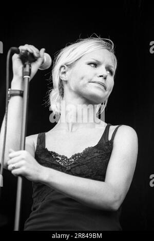 NINA PERSSON, THE CARDIGANS, READING FESTIVAL 1997 : Nina Persson du groupe suédois The Cardigans joue au Reading Festival, Reading, Royaume-Uni le 23 août 1997. Photo : Rob Watkins. INFO : The Cardigans, un groupe suédois formé au début des années 90, a acquis une renommée internationale avec des tubes comme Lovefool. Leur son éclectique fusionne des éléments pop, rock et indie, marqués par la voix distinctive de Nina Persson et un penchant pour les mélodies accrocheuses. Banque D'Images