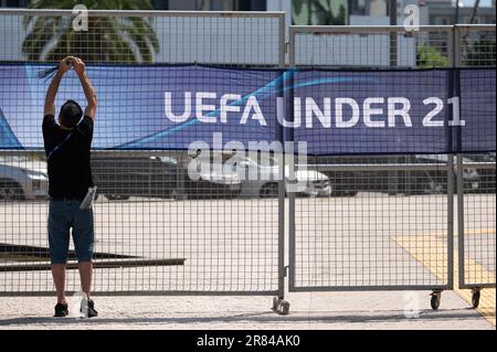 Batumi, Géorgie. 19th juin 2023. Une bannière portant la mention « UEFA moins de 21 ans » est suspendue sur une clôture à l'extérieur du stade Batumi. 16 équipes joueront le titre de champion européen des moins de 21 ans en Géorgie et en Roumanie de 21 juin 2023. Credit: Sebastian Kahnert/dpa/Alay Live News Banque D'Images