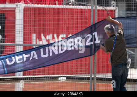 Batumi, Géorgie. 19th juin 2023. Une bannière portant la mention « UEFA moins de 21 ans » est affichée sur une clôture à l'extérieur du stade Batumi. 16 équipes joueront le titre de champion européen des moins de 21 ans en Géorgie et en Roumanie de 21 juin 2023. Credit: Sebastian Kahnert/dpa/Alay Live News Banque D'Images