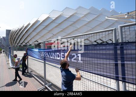 Batumi, Géorgie. 19th juin 2023. Une bannière portant la mention « UEFA moins de 21 ans » est affichée sur une clôture à l'extérieur du stade Batumi. 16 équipes joueront le titre de champion européen des moins de 21 ans en Géorgie et en Roumanie de 21 juin 2023. Credit: Sebastian Kahnert/dpa/Alay Live News Banque D'Images