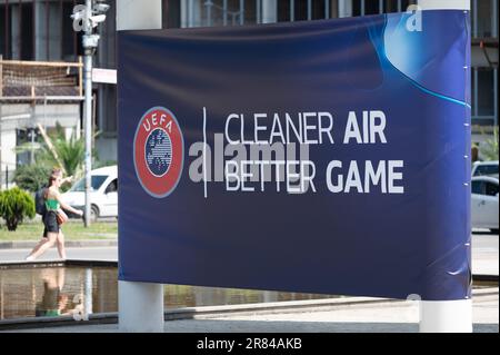 Batumi, Géorgie. 19th juin 2023. Une bannière avec les mots « Cleaner Air Better Game » est suspendue à l'extérieur du stade Batumi. 16 équipes joueront le titre de champion européen U21 en Géorgie et en Roumanie de 21 juin 2023. Credit: Sebastian Kahnert/dpa/Alay Live News Banque D'Images