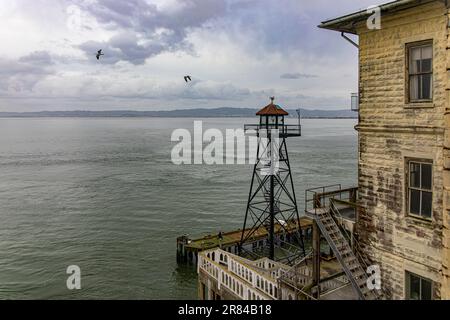 Tour de guet de la prison fédérale de haute sécurité d'Alcatraz dans la baie de San Francisco, dans l'État de Californie, États-Unis d'Amérique, surplombant. Banque D'Images