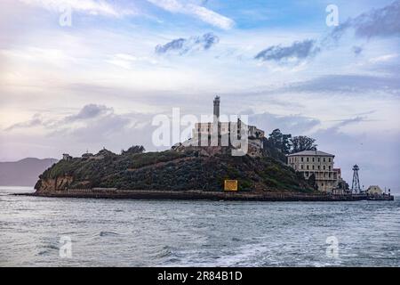 Île dans la baie de San Francisco où se trouve la célèbre prison fédérale de haute sécurité d'Alcatraz, en Californie, aux États-Unis. Banque D'Images