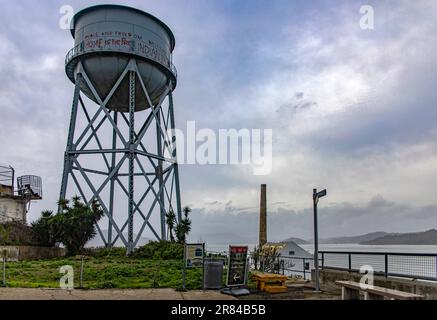 Vue sur le château d'eau et la tour de guet de la prison fédérale d'Alcatraz à sécurité maximale dans la baie de San Francisco, dans l'État de Californie, aux États-Unis Banque D'Images