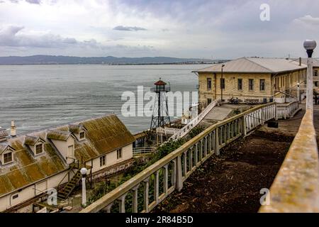 Bâtiments, jetée et tour de guet de la prison fédérale de haute sécurité d'Alcatraz dans la baie de San Francisco, dans l'État de Californie, États-Unis. Banque D'Images