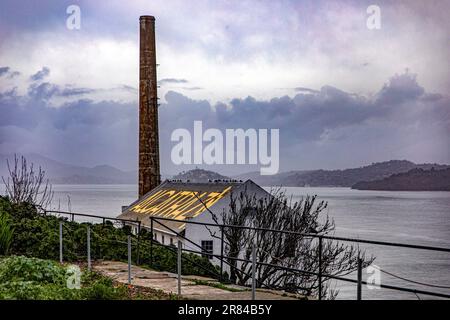 Bâtiment avec le mot Alcatraz sur le toit de la prison fédérale de sécurité maximale d'Alcatraz dans la baie de San Francisco, dans l'État de Californie Banque D'Images