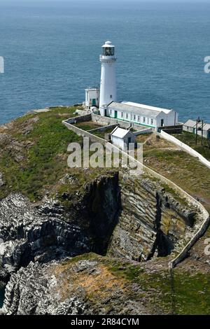 Le phare de South Stack construit sur la petite île au large de la côte nord-ouest de l'île Sainte, Anglesey, pays de Galles. Il a été construit en 1809 pour avertir les navires de t Banque D'Images