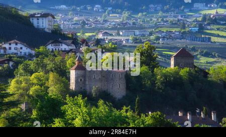 Un petit château situé sur une colline verdoyante à Meran, Tyrol du Sud, Italie Banque D'Images