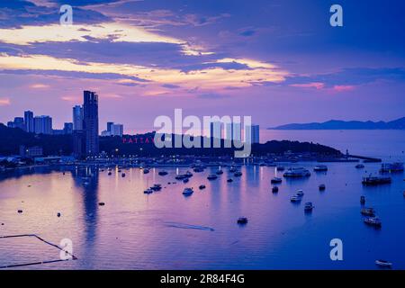 Pattaya ville, plage et océan en Thaïlande à Dusk, violet bleu et jaune beau coucher de soleil Banque D'Images