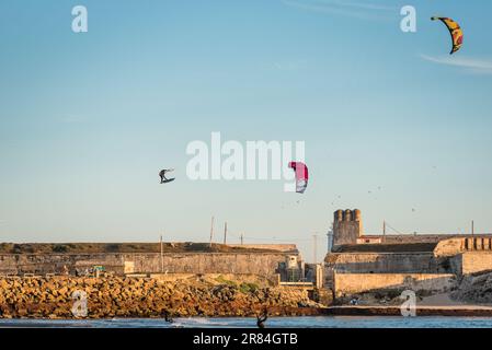 Sunset kiteboard saut session à Balneario, Tarifa, Espagne, grand air megaloop kitesurf saut à GKA Kite World tour kitesurf emplacement Banque D'Images
