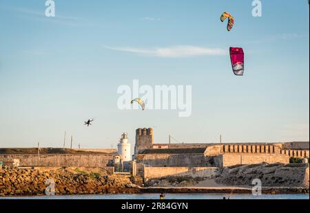 Sunset kiteboard saut session à Balneario, Tarifa, Espagne, grand air megaloop kitesurf saut à GKA Kite World tour kitesurf emplacement Banque D'Images