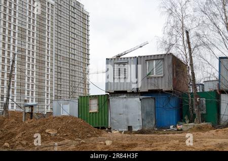 Petites maisons temporaires de constructeurs à partir de conteneurs sur un site de construction industrielle. Ville de construction modulaire en bloc avec maisons de change pour les travailleurs. Banque D'Images