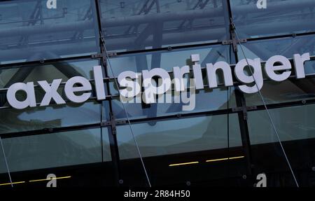 Berlin, Allemagne. 19th juin 2023. Le logo Axel Springer Verlag est affiché au-dessus de l'entrée du bâtiment d'édition. La maison d'édition Axel Springer veut aller de l'avant avec son cours d'épargne au journal "Bild" avec des structures régionales allégés. Credit: Monika Skolimowska/dpa/Alay Live News Banque D'Images