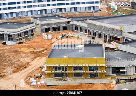 Construction d'un bâtiment moderne d'un étage, confortable et nouveau cadre monolithique d'un centre commercial à quelques minutes à pied dans un nouveau quartier. Vue de abo Banque D'Images