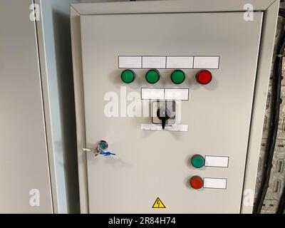 Appareillage de commutation électrique, compteur numérique à l'armoire de centre de commande de moteur basse tension dans la centrale de charbon. flou pour l'arrière-plan. Banque D'Images