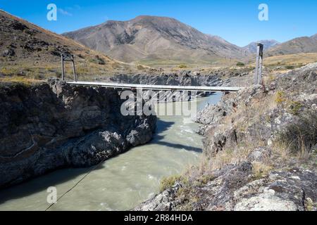 'Pont des Tudents', rivière Acheron, route de Molesworth, près de Hanmer Springs, Canterbury, Île du Sud, Nouvelle-Zélande. Construit par des étudiants en ingénierie en 1944. Banque D'Images