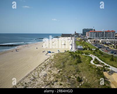 Une vue des drones vers le sud sur la plage et la promenade des parcs d'Asbury un samedi matin de juin. Banque D'Images