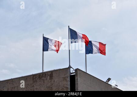 Marseille, France. 18th juin 2023. Trois drapeaux français sont en train de s'agiter au sommet du Conseil régional de Marseille. Crédit : SOPA Images Limited/Alamy Live News Banque D'Images