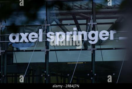 Berlin, Allemagne. 19th juin 2023. Le logo de la maison d'édition Axel Springer est affiché au-dessus de l'entrée du bâtiment d'édition. La maison d'édition Axel Springer veut aller de l'avant avec son cours d'épargne au journal "Bild" avec des structures régionales allégés. Credit: Monika Skolimowska/dpa/Alay Live News Banque D'Images