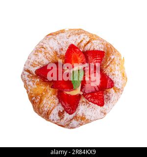 Délicieuse pâte feuilletée aux fraises garnie de feuilles de menthe, sur fond blanc propre Banque D'Images