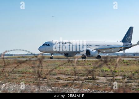 Larnaca, Chypre - 17 juillet 2022 : Airbus A321-271NX de Lufthansa sur la piste de l'aéroport international Glafcos Clerides Banque D'Images