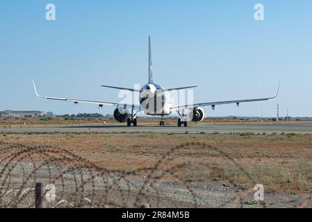 Larnaca, Chypre - 17 juillet 2022 : Airbus A321-271NX de Lufthansa sur la piste de l'aéroport international Glafcos Clerides Banque D'Images