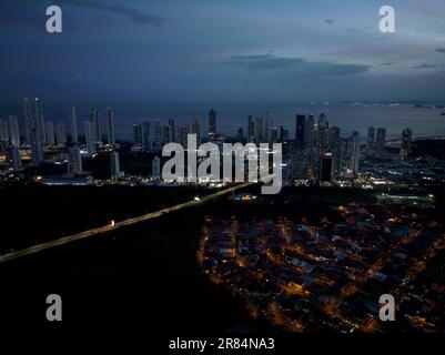 Une vue aérienne de la ville de Panama la nuit. Banque D'Images