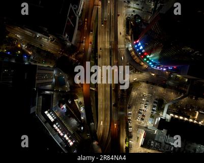 Une vue aérienne de la ville de Panama la nuit. Banque D'Images