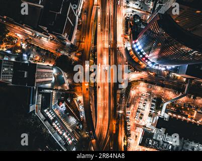 Une vue aérienne de la ville de Panama la nuit. Banque D'Images