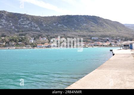 Vue panoramique de la ville de Bakarac avec mer Adriatique rugueuse en Croatie. Bakarac est une destination touristique populaire dans le golfe de Bakar près de Rijeka, mer Adriatique. Banque D'Images
