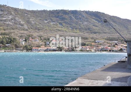 Vue panoramique de la ville de Bakarac avec mer Adriatique rugueuse en Croatie. Bakarac est une destination touristique populaire dans le golfe de Bakar près de Rijeka, mer Adriatique. Banque D'Images