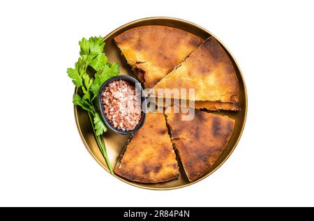 Tarte traditionnelle d'ossète coupée en tranches sur une assiette. Isolé sur fond blanc Banque D'Images