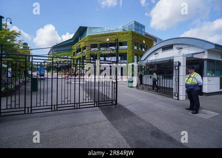 Londres, Royaume-Uni. 19 juin 2023 . Un garde de sécurité se trouve à l'extérieur de l'entrée principale du All England Lawn tennis Club. Il a été rapporté que les activistes du climat de Stop Oil complotent pour perturber les championnats de Wimbledon dans le cadre d'une campagne en cours pour forcer le gouvernement à cesser d'émettre de nouveaux permis d'exploration pétrolière en se collant à la Cour centrale lorsque le tournoi de Grand Chelem commence à échéance dans deux semaines Le 3 juillet. Credit: amer ghazzal / Alamy Live News Banque D'Images