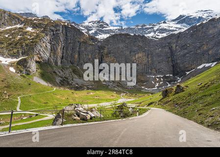 Rochers escarpés sur la route de montagne de Klausenpass reliant les cantons d'Uri et de Glaris dans les Alpes suisses, Spiringen, canton d'Uri, Suisse Banque D'Images