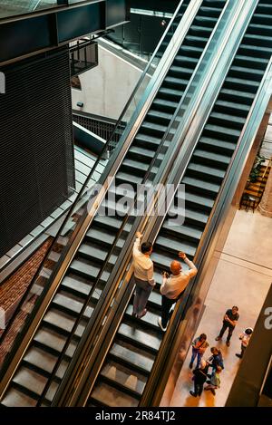 Varsovie, Pologne - 05 juillet 2022 : homme d'affaires à l'intérieur dans la capitale et plus grande ville de Pologne. Banque D'Images