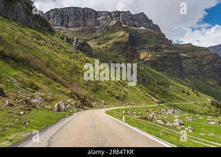 Route de montagne Klausenpass reliant les cantons d'Uri et de Glaris dans les Alpes suisses, Spiringen, canton d'Uri, Suisse Banque D'Images