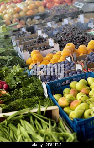 Un marché agricole coloré présentant une variété de fruits et légumes frais de saison Banque D'Images