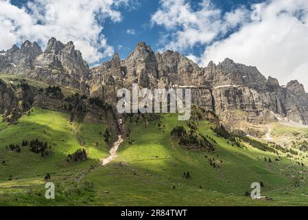 Panorama de montagne avec des prairies verdoyantes et des rochers escarpés sur Urnerboden au pied des Alpes de Glaris près de Klausenpass, canton d'Uri, Suisse Banque D'Images