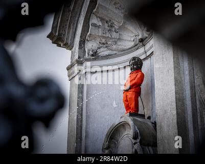 Bruxelles, Belgique. 19th juin 2023. BRUXELLES - à l'occasion de la visite d'État du roi Willem-Alexandre et de la reine Maxima, Manneken Pis portait un costume orange. La garde-robe de la célèbre figurine belge se compose de plus d'un millier de costumes, mais un costume orange ne l'avait pas jusqu'à présent. ANP REMKO DE WAAL pays-bas - belgique OUT crédit: ANP/Alay Live News crédit: ANP/Alay Live News Banque D'Images