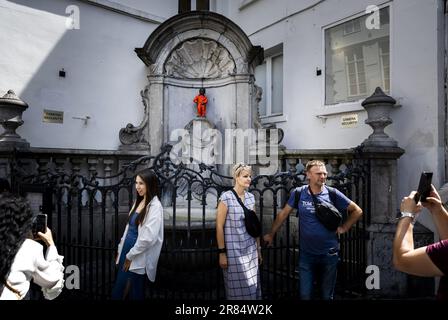 Bruxelles, Belgique. 19th juin 2023. BRUXELLES - à l'occasion de la visite d'État du roi Willem-Alexandre et de la reine Maxima, Manneken Pis portait un costume orange. La garde-robe de la célèbre figurine belge se compose de plus d'un millier de costumes, mais un costume orange ne l'avait pas jusqu'à présent. ANP REMKO DE WAAL pays-bas - belgique OUT crédit: ANP/Alay Live News crédit: ANP/Alay Live News Banque D'Images