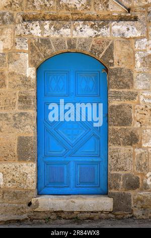 Une porte bleue fermée dans la ville libanaise de Batroun. Banque D'Images