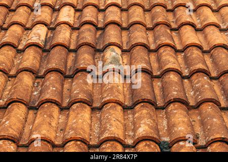 Les anciennes tuiles rustiques de toit en terre cuite sont décorées comme arrière-plan, avec des détails architecturaux de Lovran, Croatie Banque D'Images